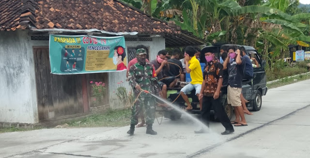 Putus Covid 19 Babinsa Cawas Bersama Pemdes Gencarkan Penyemprotan Disinfectan