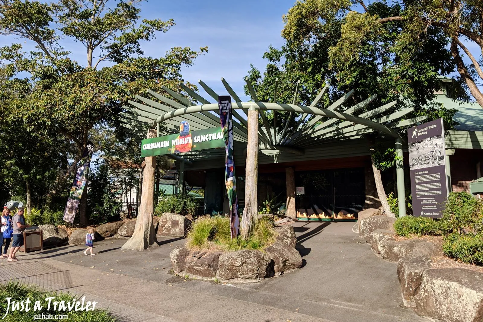Queensland-best-popular-famous-zoo-sanctuary-Lone Pine Koala Sanctuary-Currumbin Wildlife Sanctuary-Australia Zoo-families