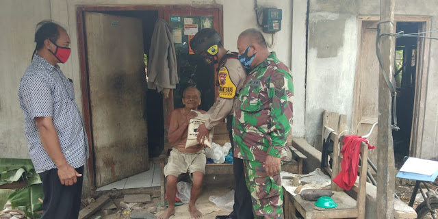 Di Tengah Pandemi Covid-19 Babinsa Koramil Ceper Bersama Bhabinkamtibmas Kembali Salurkan Bantuan