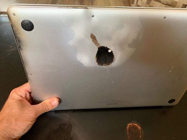 Hình ảnh chiếc MacBook Pro 15 2015 của một người dùng bị phát nổi và bốc cháy
