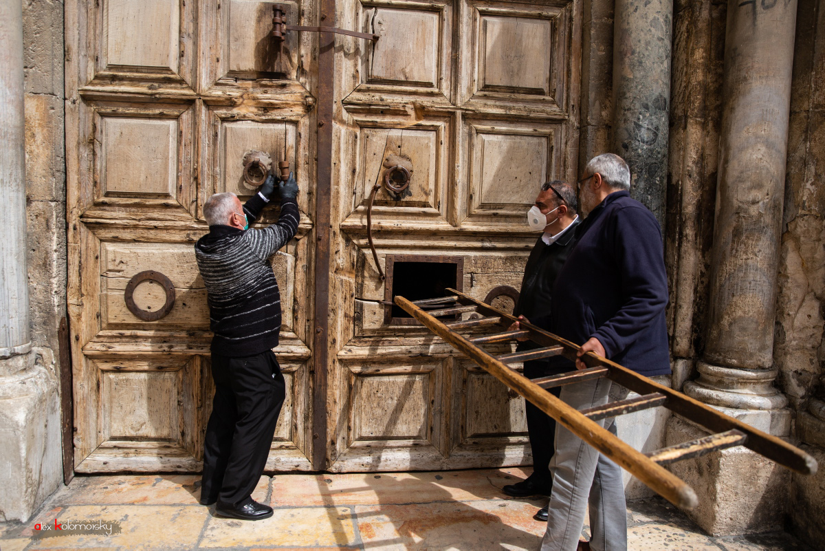 ключи от храма господня. ключи от храма гроба господня. ваджих нусейбе. ключник ваджих нусейбе в храме гроба господня в иерусалиме. ваджих нусейбе.