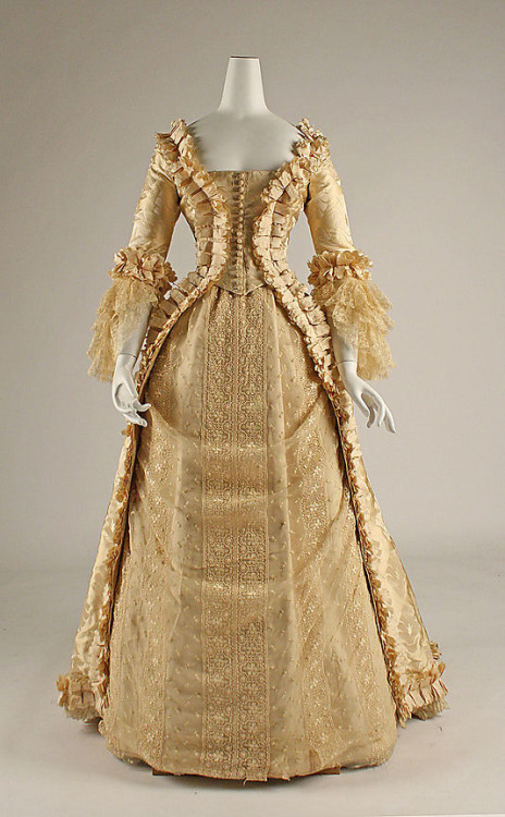 La Belle Robe de la Semaine - une robe de mari?�e victorienne fa?�on rococo