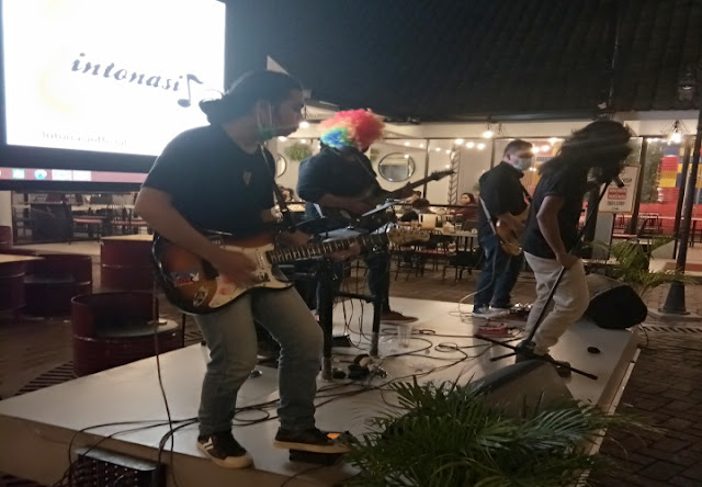 Intonasi Band Memukau Pengunjung Cafe Coup D'Etat JCity Kota Medan