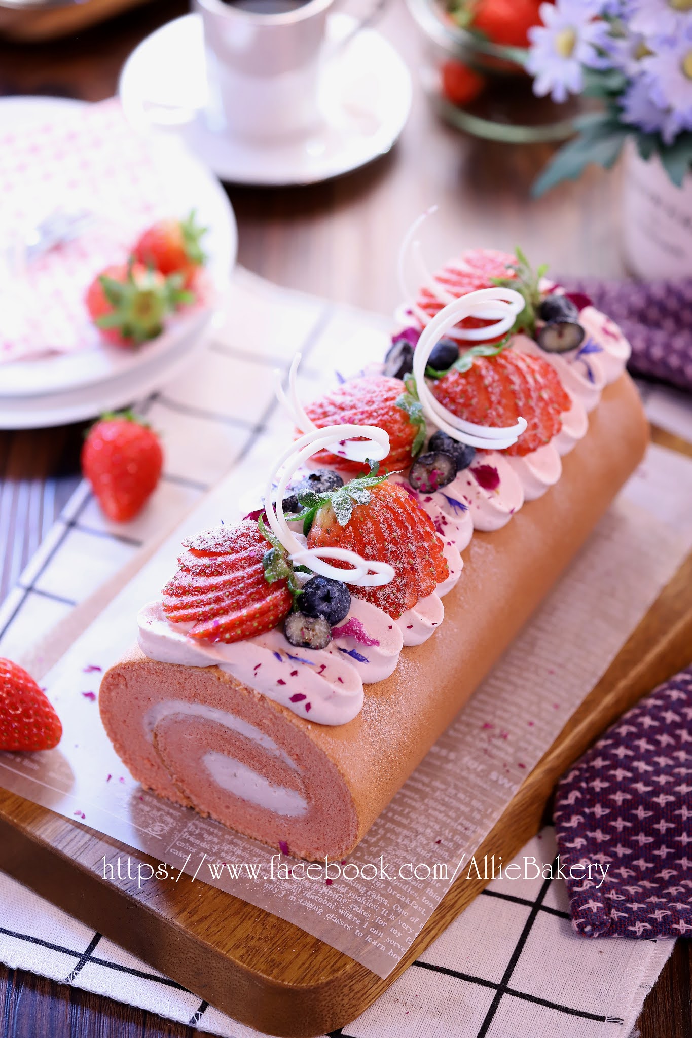 【家乡味】让人喜爱不已的美艳草莓蛋糕卷