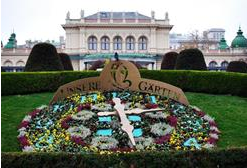 STADTPARK'TAKİ ÇİÇEK SAATLERİ STADTPARK'TAKİ ÇİÇEK SAATLERİ