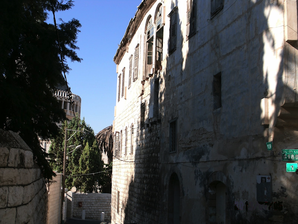 Edificios en estado de abandono en el centro de Nazareth