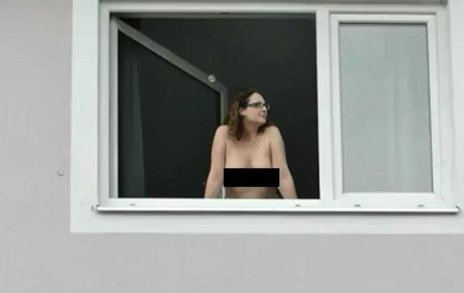 баба смотрит за голым мужиком в окне фото 59