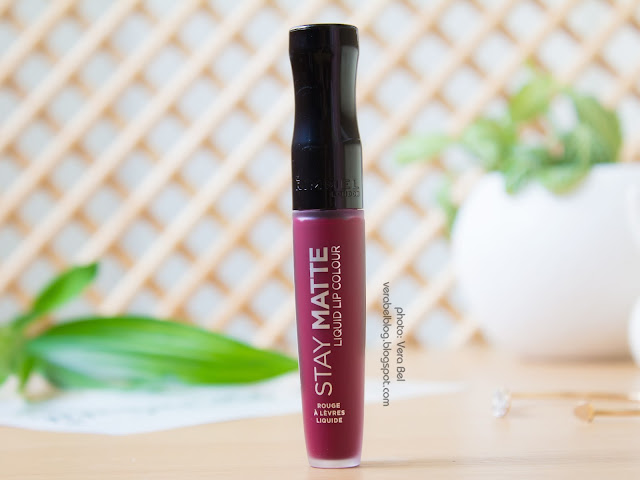 Rimmel жидкая матовая помада Stay Matte в оттенке 810 Plum this show