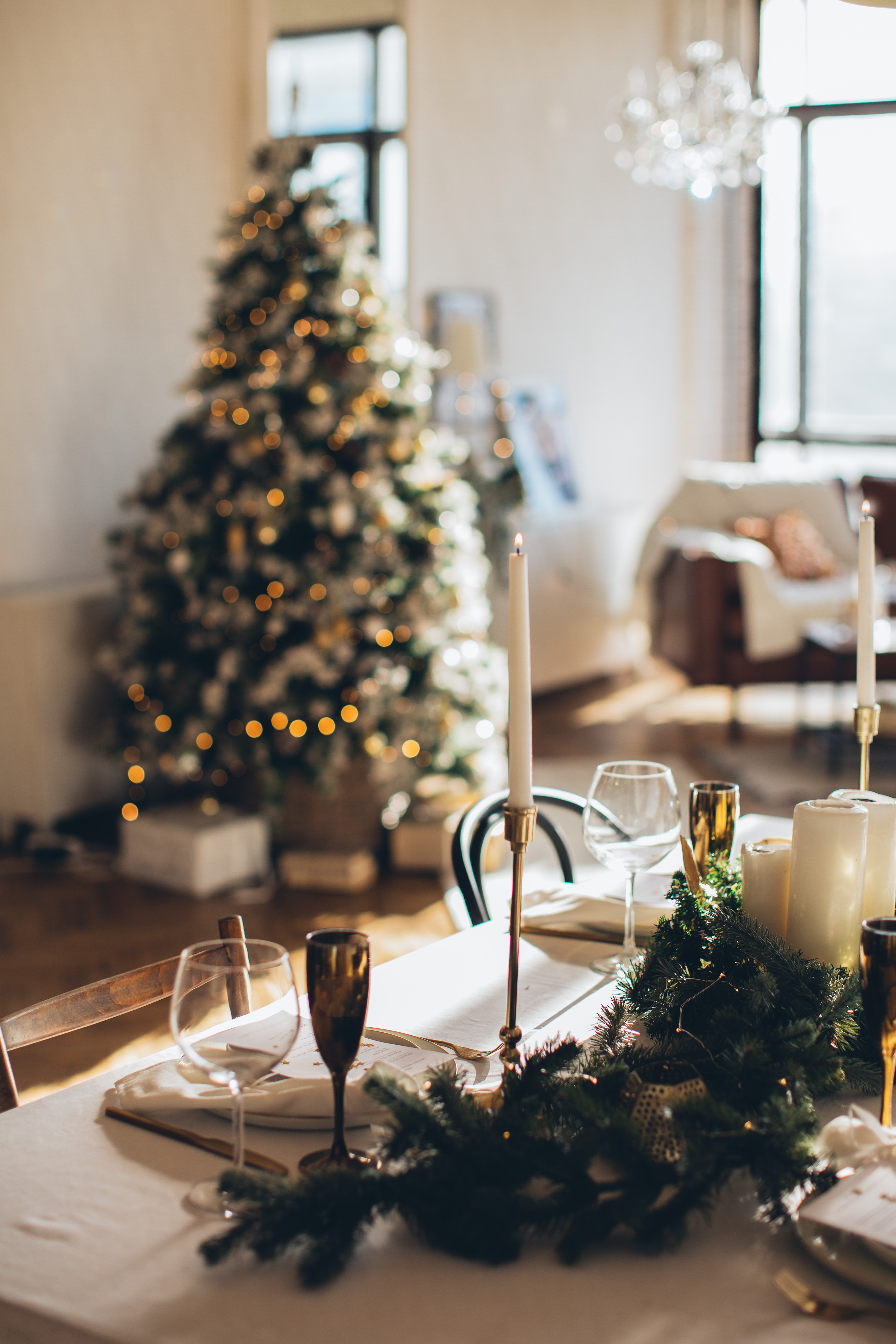 sfeervol tafelen tijdens kerst Inspiratie sfeervol tafelen tijdens kerst. Met mooie items waarbij de tafelzetting geheel in feest stemming is.