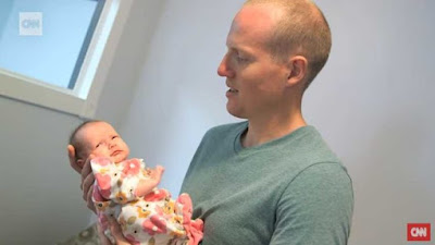 'Saya Dipimpin oleh Tuhan': Petugas Polisi Mengadopsi Bayi yang Baru Lahir dari seorang Tunawisma Pecandu Heroin