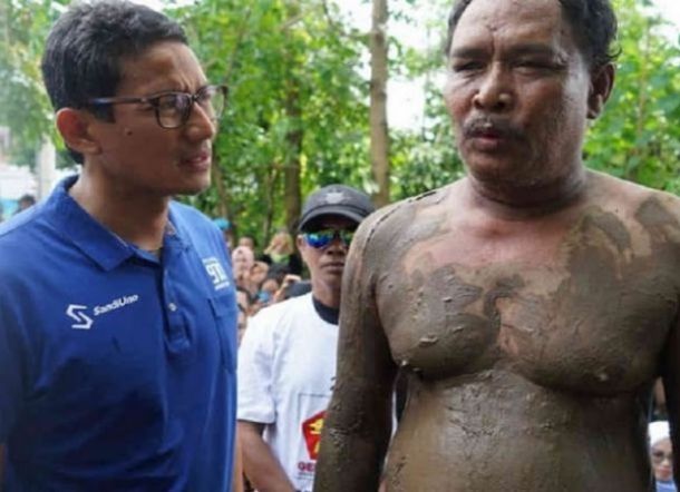 Warga Berlumuran Lumpur yang Temui Sandi Sempat Keluhkan Terbatasnya Bantuan