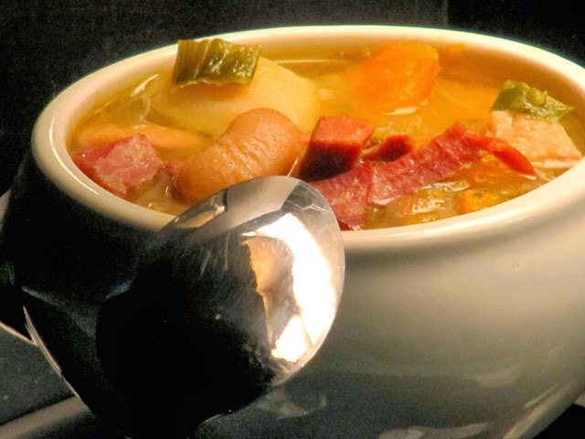 La garbure la soupe paysanne des Pyrénées d'origine du Béarn
