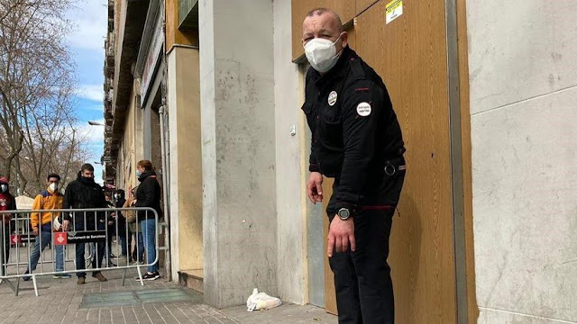 El vigilante de seguridad del Gimnasio Social Sant Pau salva la vida a un indigente al que pretendían prender fuego