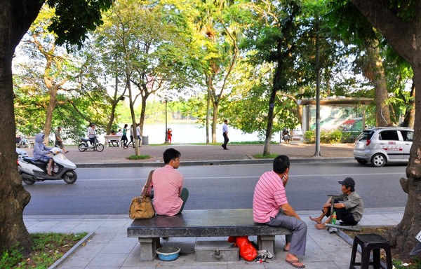 BẠN MUỐN BIẾT VỀ CHIẾC GHẾ ĐÁ ĐỘC NHẤT VÔ NHỊ GẦN HỒ HOÀN KIẾM (HỒ GƯƠM)