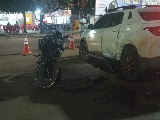 Motociclista bate na lateral de carro e morre durante transferência de hospital Motociclista bate na lateral de carro e morre durante transferência de hospital