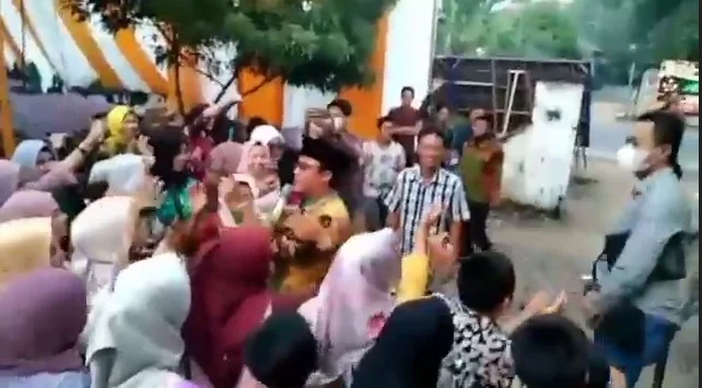 Wabup Lampung Tengah Dihukum 'Bersihkan Masjid' Usai Ketahuan Gelar Dangdutan Tanpa Prokes