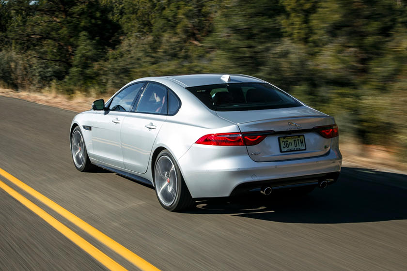 Jaguar XF có cụm đèn LED hậu được thiết kế giống đôi mắt sắc