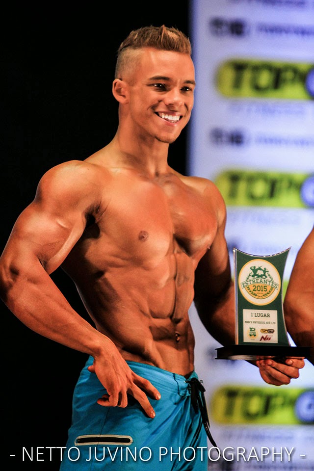 Vitor Chaves mostra troféu de Campeão Men's Physique até 1,70 m do Estreantes 2015 da IFBB-RN. Foto: Netto Juvino