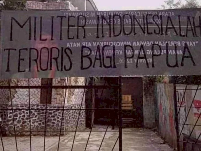Usai-OPM-Dilabeli-Teroris-Muncul-Spanduk-Bertuliskan-Militer-Indonesialah-Teroris-Bagi-Papua