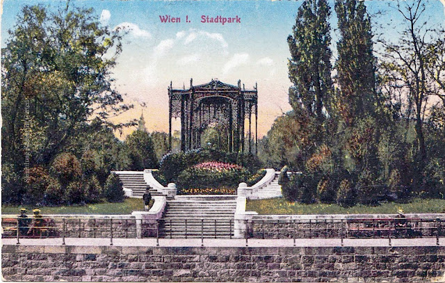 Der Eisenpavillon im Stadtpark Wien von der Wien aus gesehen.