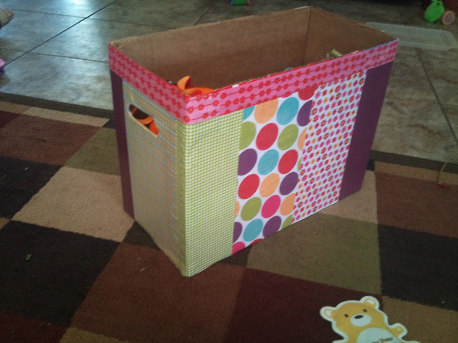 ящик для игрушек из картонной коробки. ящик под игрушки. коробка для игрушек. ящики для игрушек из коробок. коробка для игрушек.