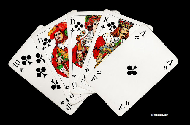 Permainan kartu royal flush poker dan bola tangkas