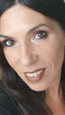 look cálido ojos abiertos Dos maquillajes de otoño con labios marrones 05