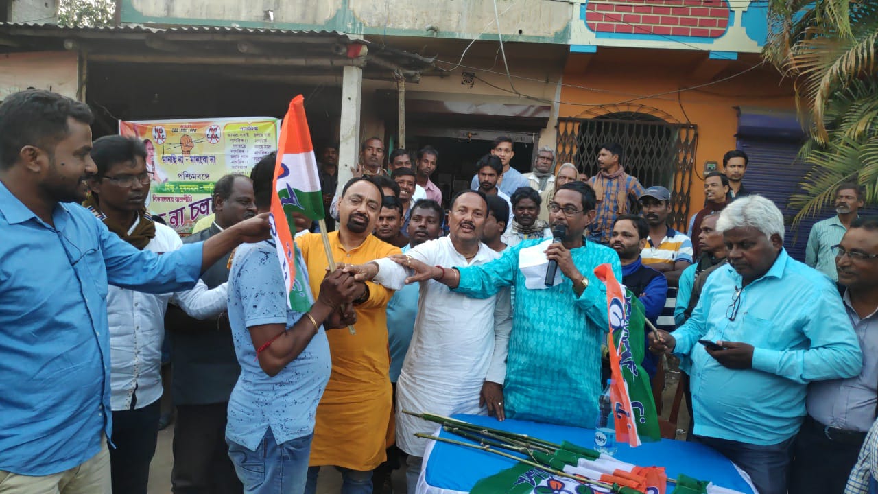 শনিবার নারায়নগড় থানা ঘেরাও কর্মসুচীতে লোক বল দেখিয়েই রবিবার ভাঙনের মুখে বিজেপি, রহস্যের রাজনীতি 1 শনিবার নারায়নগড় থানা ঘেরাও কর্মসুচীতে লোক বল দেখিয়েই রবিবার ভাঙনের মুখে বিজেপি, রহস্যের রাজনীতি