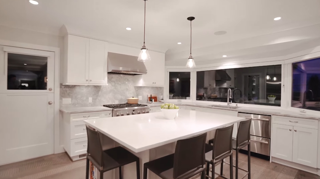 28 Interior Design Photos vs. 125 Kensington Crescent, North Vancouver Luxury Home Tour
