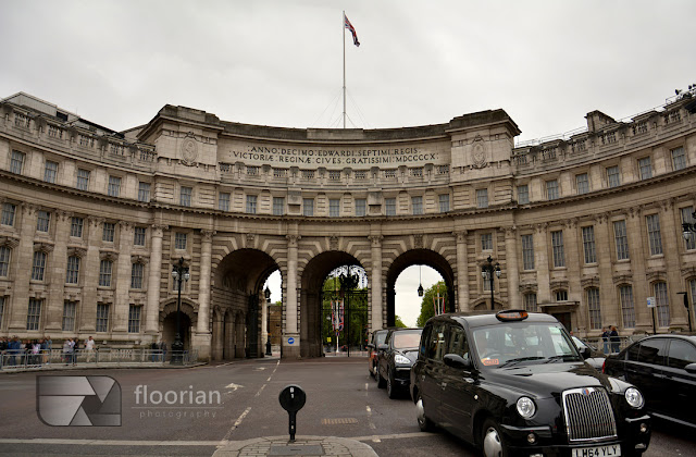 biurowiec będący jednocześnie bramą - Admiralty Arch za którym biegnie reprezentacyjna droga The Mall – łącząca Trafalgar Square z Pałacem Buckingham.