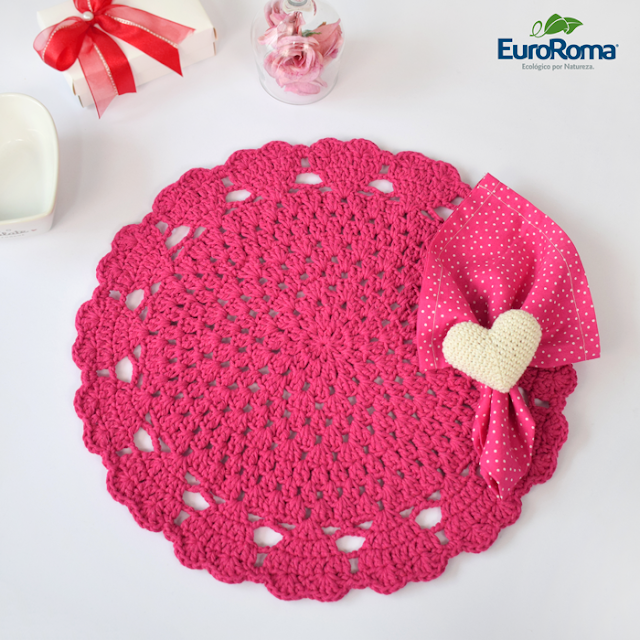 Вязаный коврик с каймой «сердца» крючком