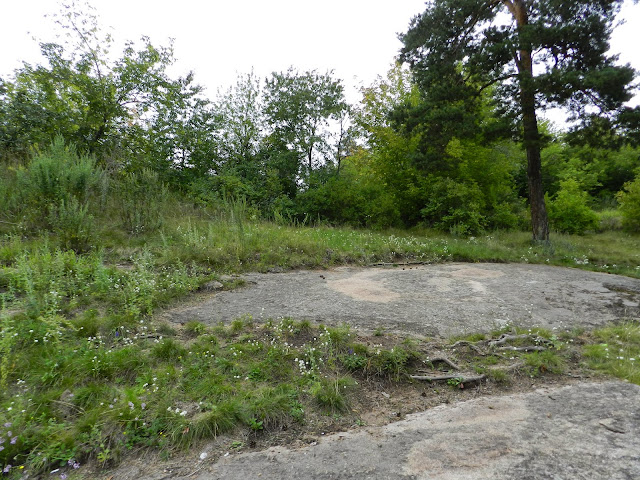 Скальная площадка у подножия Монахов