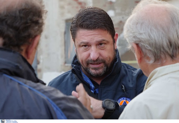 Χαρδαλιά που δίδασκες…Φίλησε το χέρι του παπά και έβγαλε την μάσκα στην Καρδίτσα