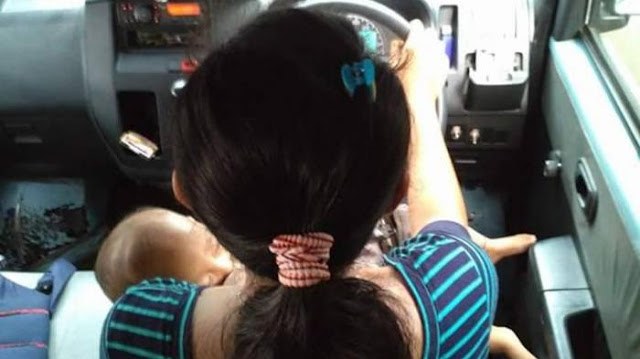 Terharu, Melihat Pengrobanan Ibu Ini Menyusui Anak Sambil Menyetir Angkot Mencari Nafkah Terharu, Melihat Pengrobanan Ibu Ini Menyusui Anak Sambil Menyetir Angkot Mencari Nafkah