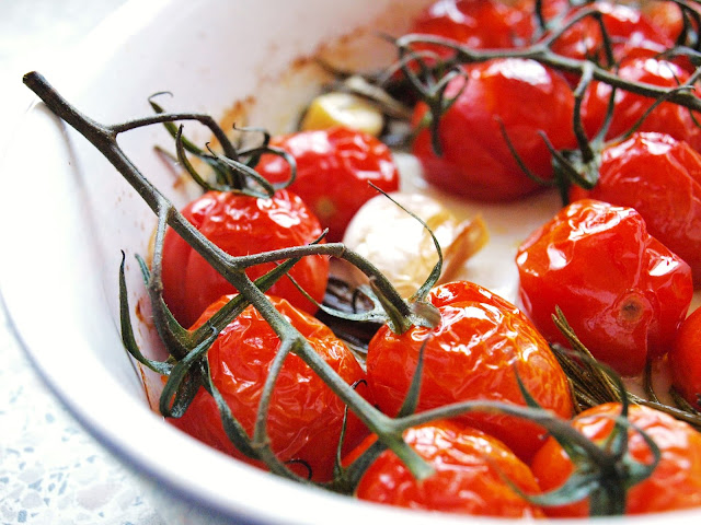 Zucchinisalat mit Ofentomaten und Quinoatopping