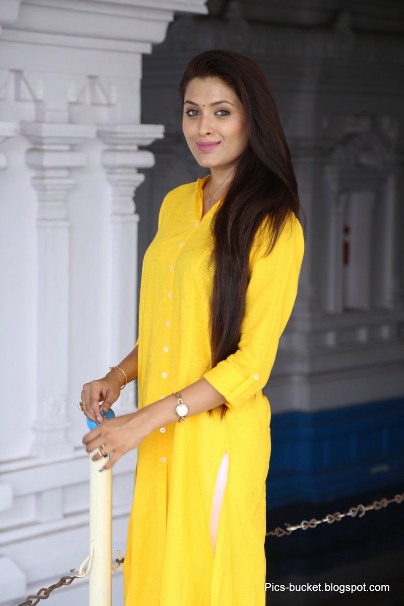 Actress Geetika Tyagi Latest HD Photos and Wallpapers - Cantik Sexy Hot