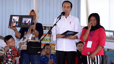 Jokowi Ingatkan Nasabah Mekaar untuk Disiplin Mengangsur