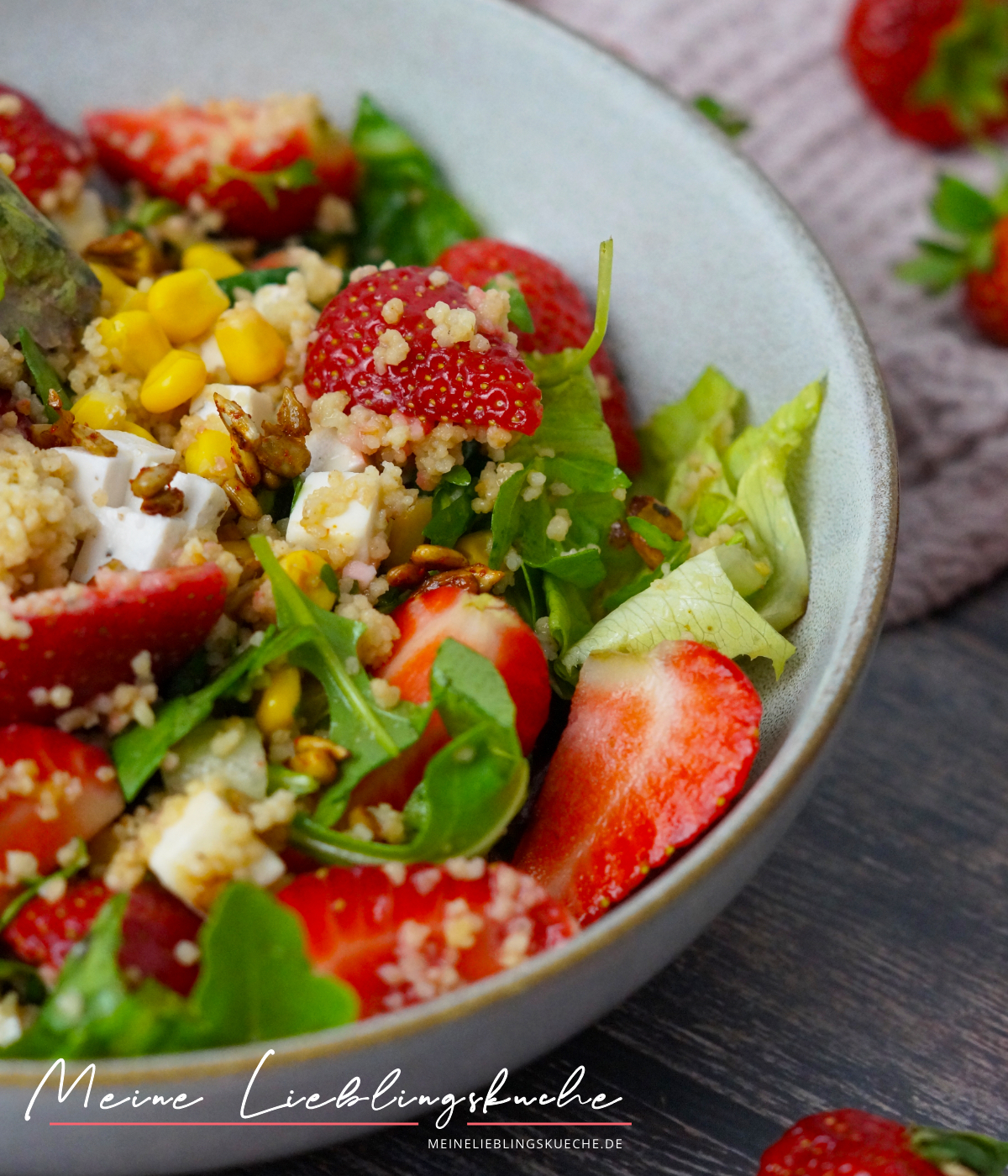 Couscous-Salat mit Erdbeeren und Feta