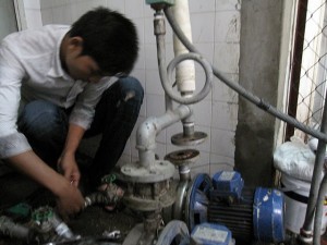 Sửa máy bơm nước bị chảy nước tại Hà Nội