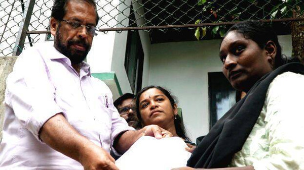 ദുരിതത്തില് നിന്നും കരകയറി ശ്രീദേവി; 17,000 രൂപ മാസശമ്പളത്തില് നഗരസഭാ ആരോഗ്യ വിഭാഗത്തില് ശുചീകരണ തൊഴിലാളിയായി താത്കാലിക ജോലി നല്കിയുള്ള ഉത്തരവ് ലഭിച്ചുകഴിഞ്ഞു; താമസിക്കാന് ഫ് ളാറ്റും നല്കുമെന്ന് വാഗ്ദാനം