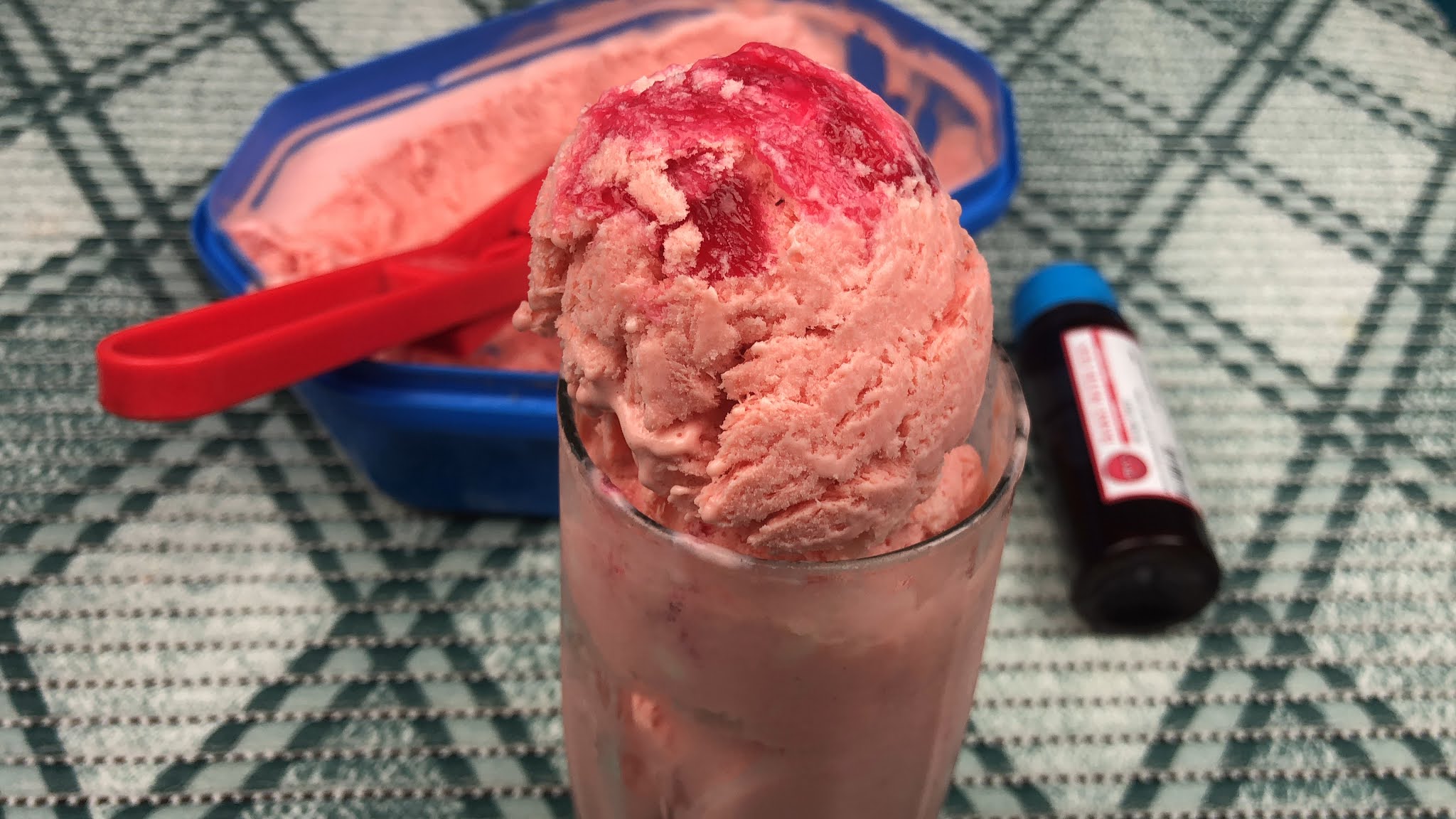 Aiskrim yogurt strawberry ala ala la cremeria MOH KITE