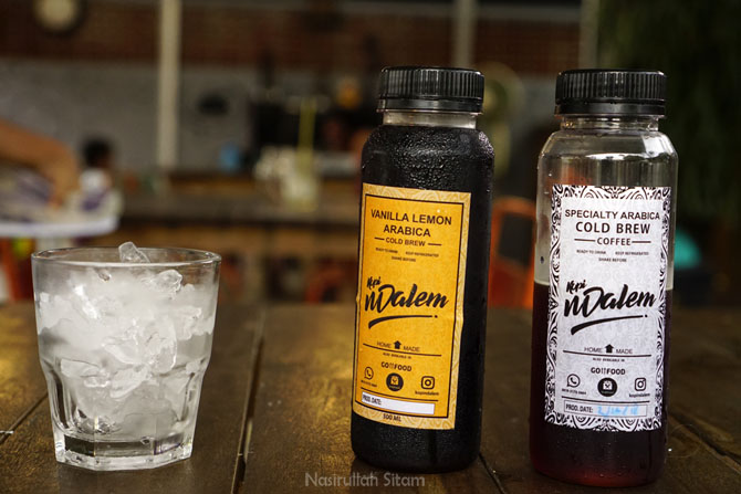 Dua minuman kemasan cold brew yang bisa dibeli