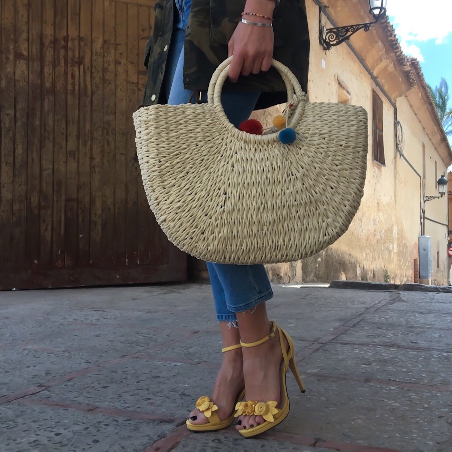 LOOK PRIMAVERA outfit Chaqueta camuflaje, jeans retro, capazo de mimbre con pompones y sandalias con flores