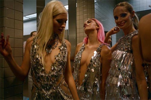 a0b3113aa02e1895455154d46804f93d Điều gì xảy ra ở nơi thay đồ của đại tiệc thời trang