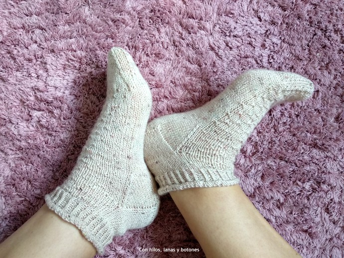 Con hilos, lanas y botones: Glastonbury Socks (patrón de Arantxa Casado, @north.knitter)