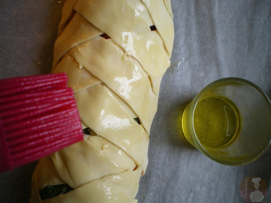 Stromboli fácil de pollo asado y mozzarella, pintado con aceite de oliva