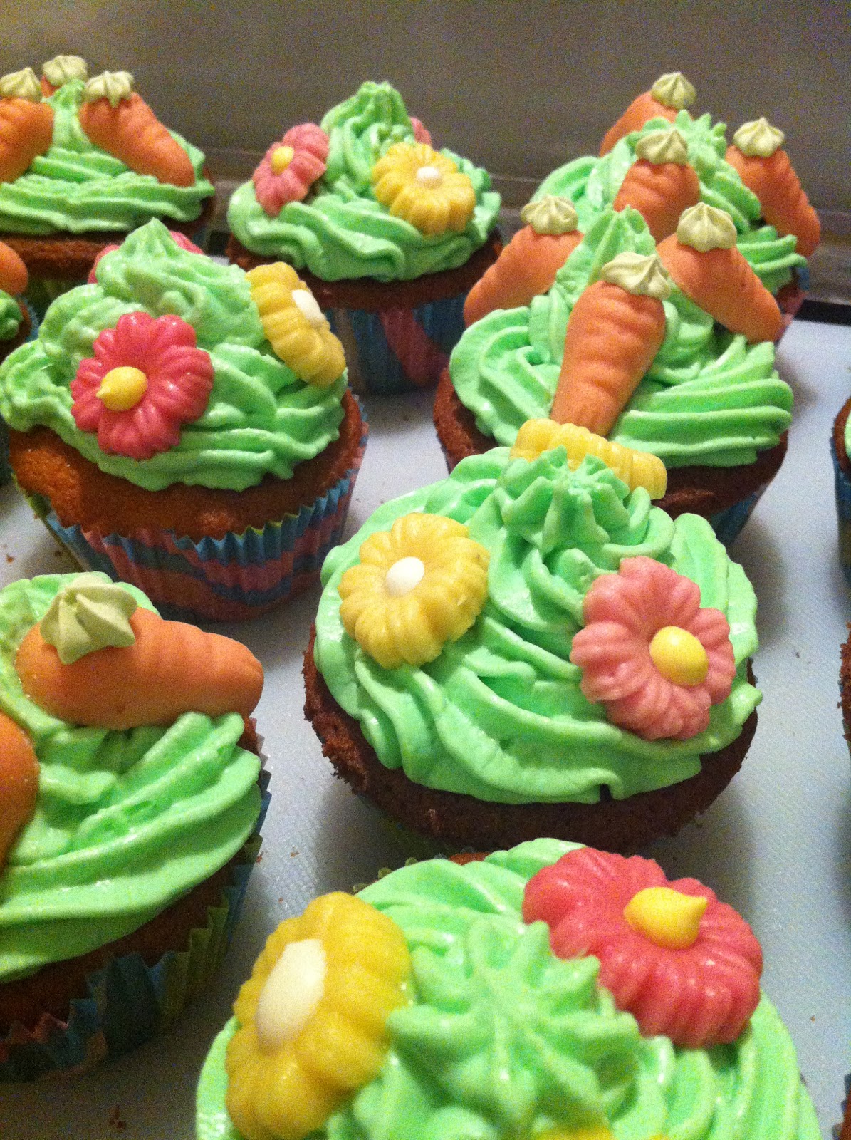 Jessi kocht &amp; backt :-): Zitronen-Cupcakes mit Waldmeister-Frischkäse-Creme