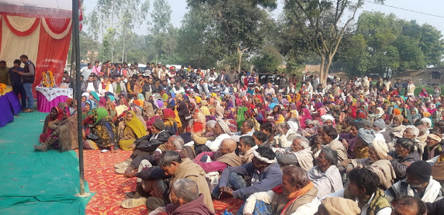 सुलतानपुर जिला पंचायत सदस्य ने सैकड़ों में बांटी रजाई, लोगों ने दिल से दी बधाई 6 WhatsApp%2BImage%2B2020 01 14%2Bat%2B9.18.18%2BAM