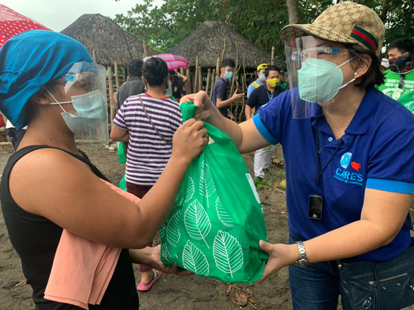 SM Cares, SM Foundation, SM group, SM Supermarket, Noche Buena packs, SM City Bacolod, charity, sharing, seaside villages, Covid-19, Covid-19 pandemic, typhoon victims, physical distancing, face masks, face shield, Kalinga Christmas gift packs, Kalinga donation drive