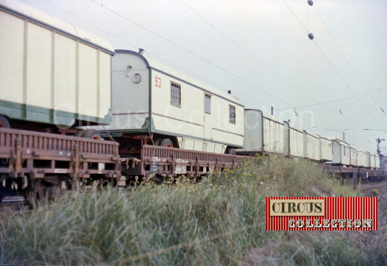 les wagons de la Deutsch Bahn chargé des roulottes du cirque Carl Althoff